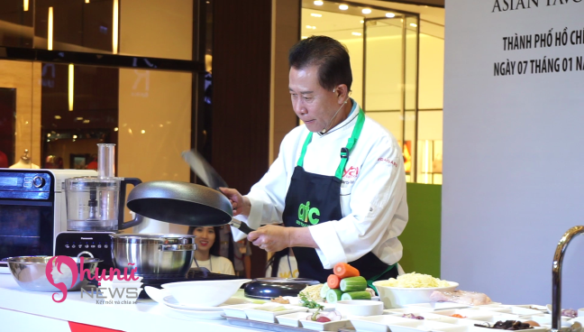 Ngôi sao đầu bếp quốc tế Martin Yan trong chương trình nối tiếng “Yan Can Cook sẽ đến Việt Nam tham gia Lễ hội Ẩm thực và Văn hóa châu Á 2018